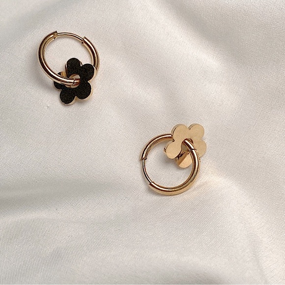 n e w | 18k gold flower dangle earrings | floral | minimalist - Picture 2 of 4